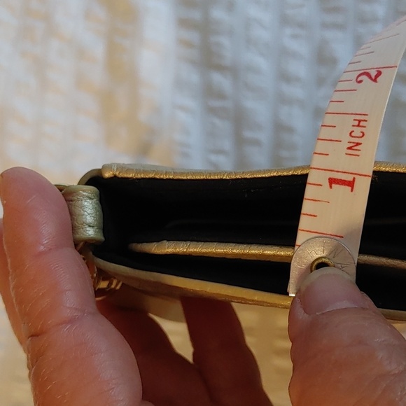 🍁GUESS GOLD WALLET WITH WRISTLET - Picture 10 of 10